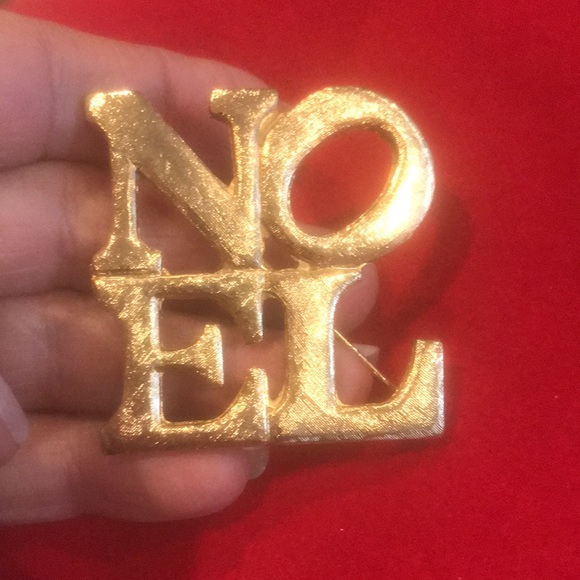 Vintage Jewelry - Golden Noel Christmas brooch